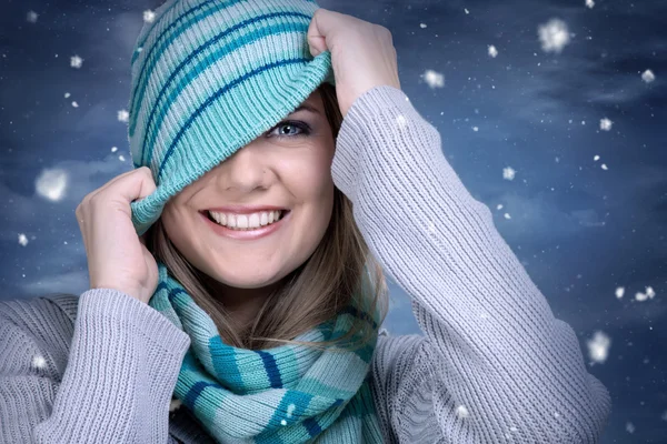 Sorrindo engraçado menina de inverno — Fotografia de Stock