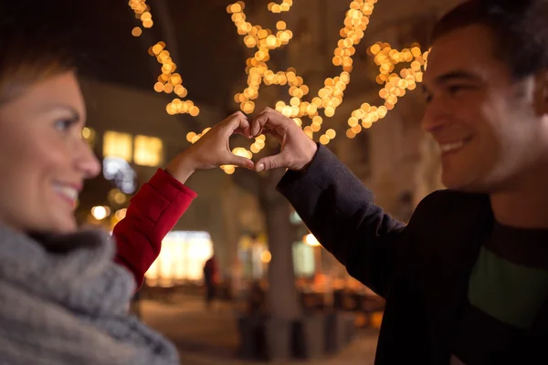 Rire amoureux heureux faisant forme de coeur par leurs mains — Photo