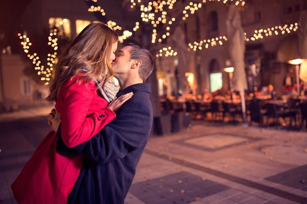 Jeune couple affectueux embrasser tendrement — Photo