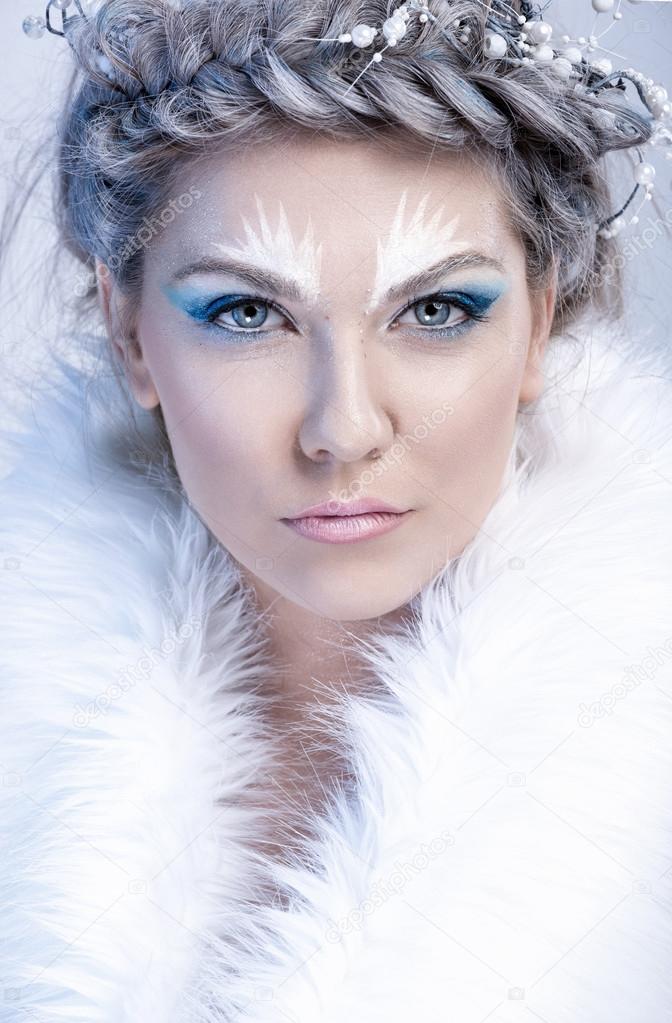 Glamorous winter woman in fur