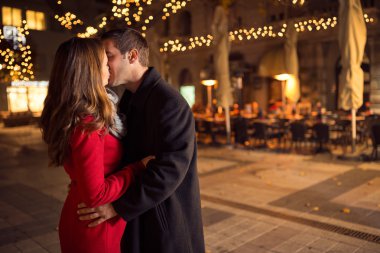 Sevdalı çift üzerinde Noel öpüşme