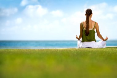 Okyanusu yakınlarındaki yoga yaparken kadın