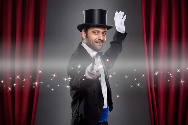 Magician's handen in witte handschoenen met hoge hoed — Stockfoto