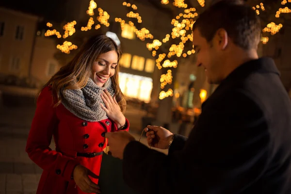 Mujer sorprendida mirando en el presente de su novio —  Fotos de Stock