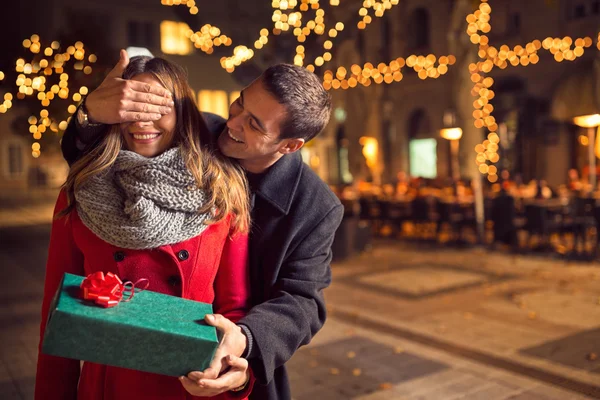 Romantische Überraschung zu Weihnachten — Stockfoto