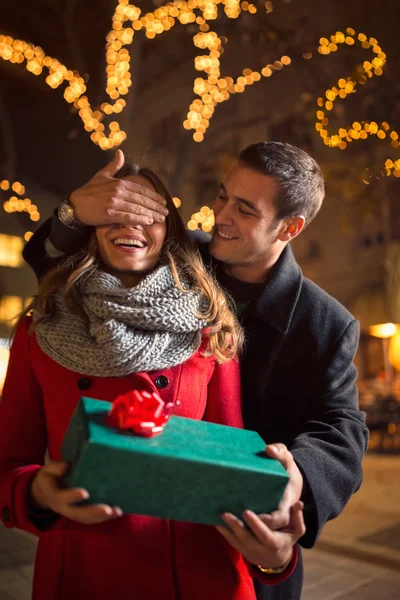 Homme surprenant une femme avec un cadeau — Photo