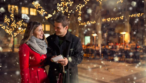 Paar mit Einkaufsliste für Weihnachten — Stockfoto