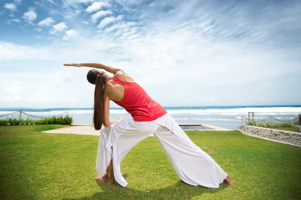 Mujer haciendo yoga en la playa — Foto de Stock