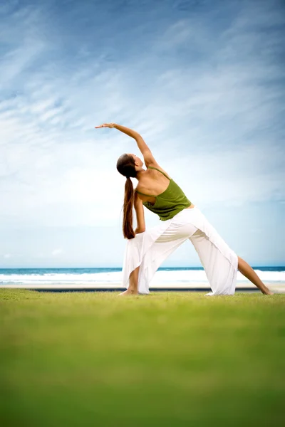 Yoga de plage en été — Photo