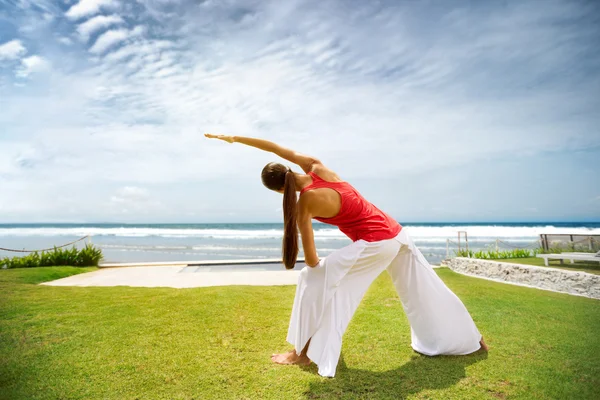 Yoga-Frau in der Natur — Stockfoto