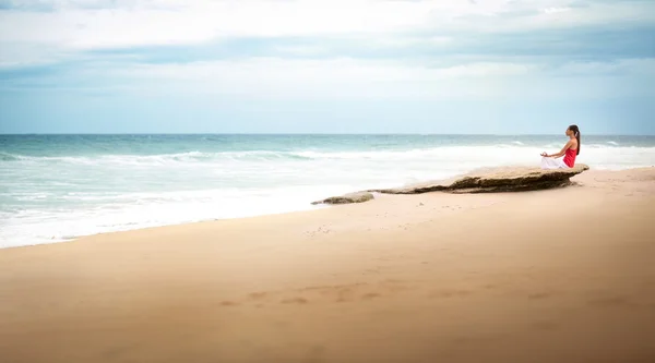 Yoga op het strand — Stockfoto