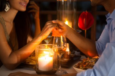 Romantik Çift ellerimi birlikte üzerinde mum ışığı
