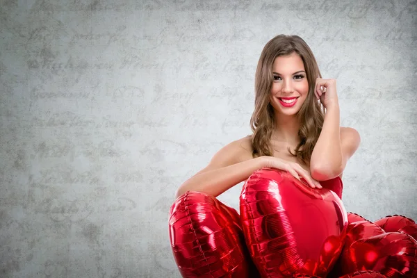 Femme avec des ballons rouges — Photo