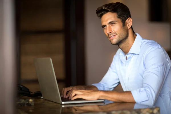 Bonito homem usando laptop — Fotografia de Stock