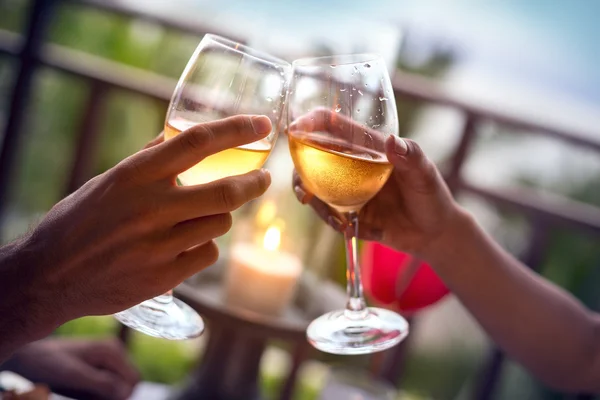 ワイングラスの乾杯 — ストック写真