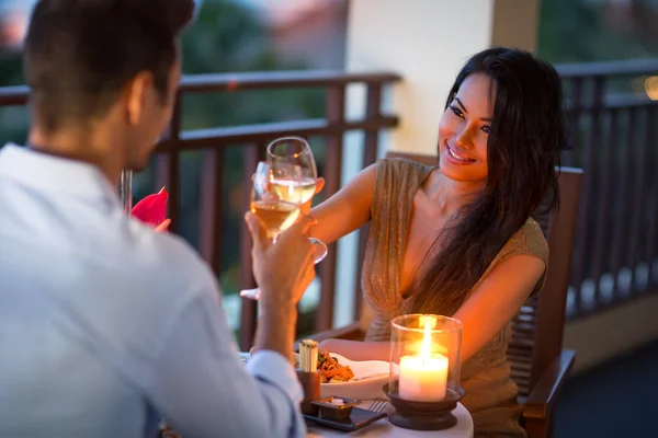 Paar beim intimen Abendessen am Sommerabend — Stockfoto