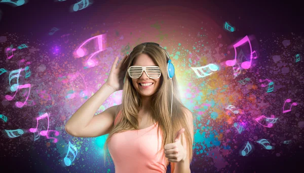 Chica feliz disfrutando de la música — Foto de Stock