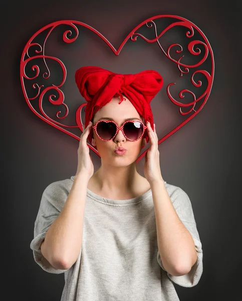 Día de San Valentín mujer con fondo de corazón — Foto de Stock