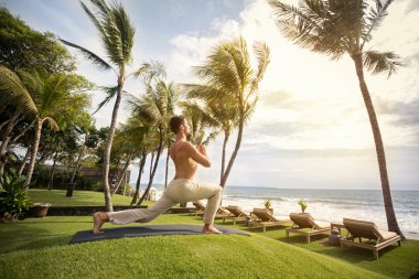 Yoga yapan adam. 