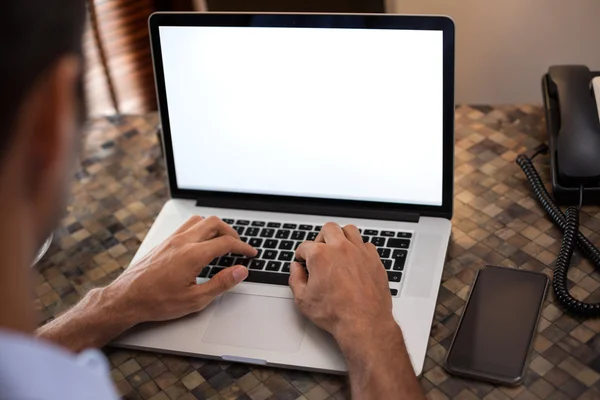 Mann arbeitet mit der Hand am Laptop — Stockfoto