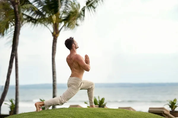 Hombre en forma practicando yoga — Foto de Stock