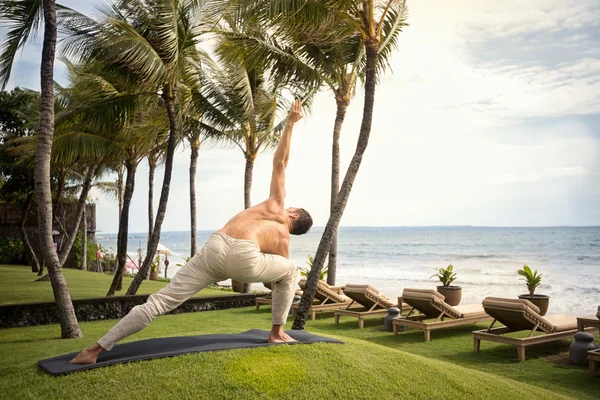 Hombre musculoso haciendo yoga — Foto de Stock