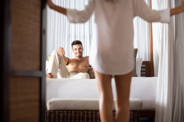 Vrouw verleidt haar vriendje in de slaapkamer — Stockfoto