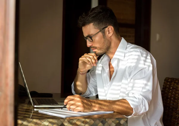 Verksamhet man arbetar med dokument och laptop — Stockfoto