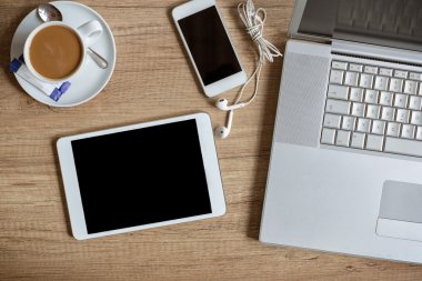 Dizüstü smartphone ve kahve fincanı woo
