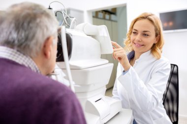 Genç göz Doktor iş göz ambulansta cihazları kullanarak