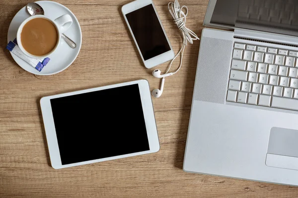 Smartphone portátil y taza de café en woo —  Fotos de Stock