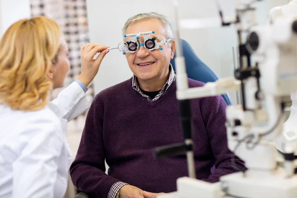 Глазные специалисты работают с пациентом на глазной клинике — стоковое фото