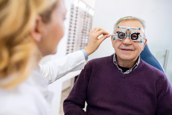 Masculino sênior examinar olhos — Fotografia de Stock