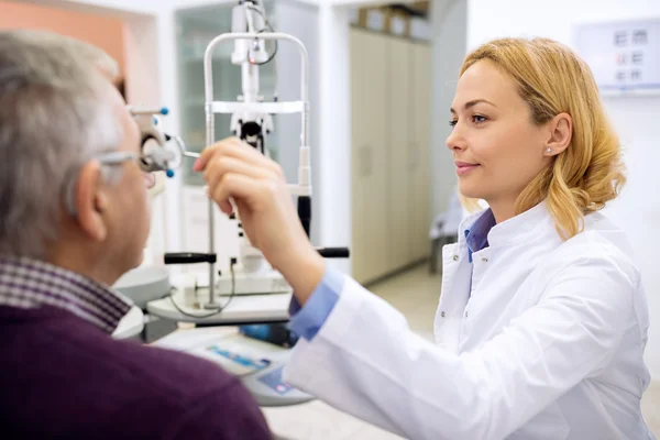 Ögonläkare bestämmer ögon dioptri med instrument — Stockfoto