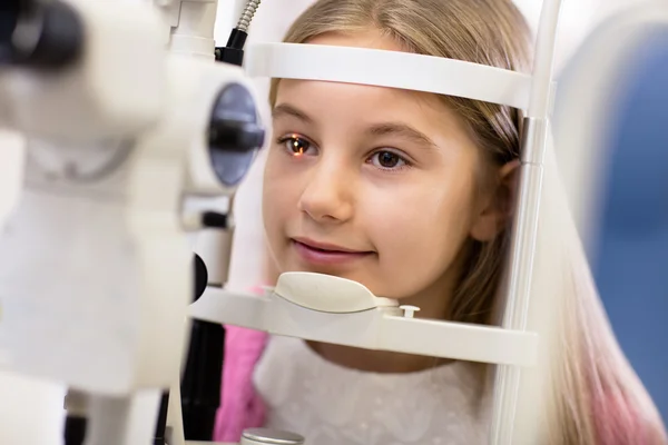 Menina olhar para oftalmoscópio — Fotografia de Stock