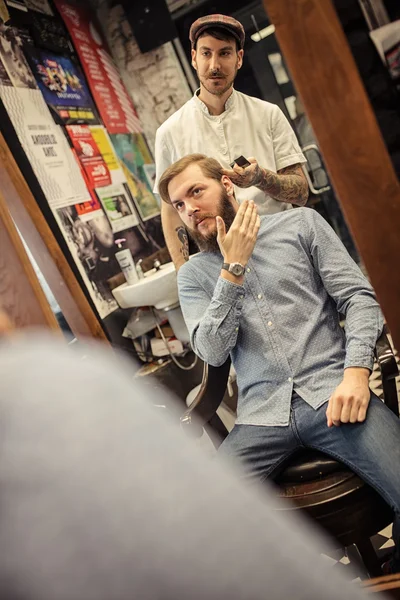 Barbeiro moderno em seu workplac — Fotografia de Stock