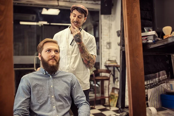Männlich friseur giving client haircu — Stockfoto