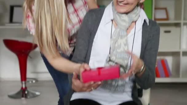 Grandmother receives present from her family — Stock Video