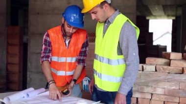 mühendis veya mimar meslektaşı ile inşaat sorunları tartışıyor