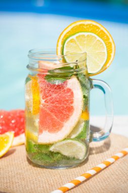 Greyfurt ve buz ile yaz içecekler