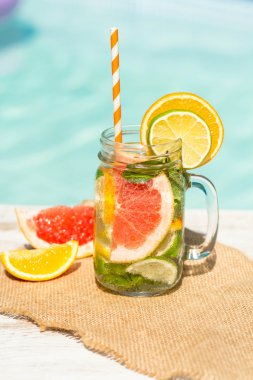 Greyfurt ve buz ile yaz içecekler