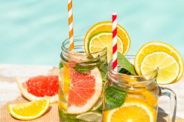 Greyfurt ve buz ile yaz içecekler