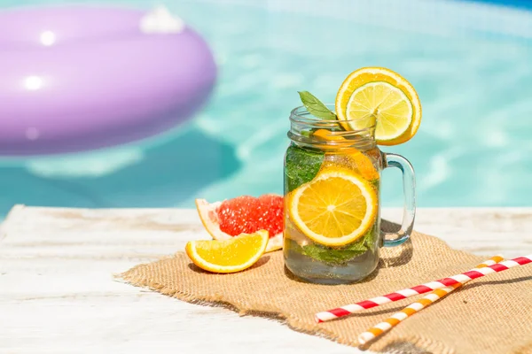 Sommardrinkar med grapefrukt och is — Stockfoto