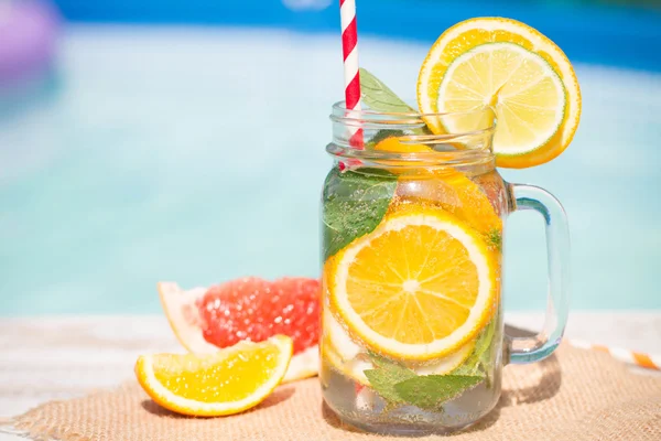 Bebidas de verano con pomelo y hielo — Foto de Stock