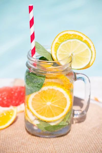 Bebidas de verano con pomelo y hielo — Foto de Stock