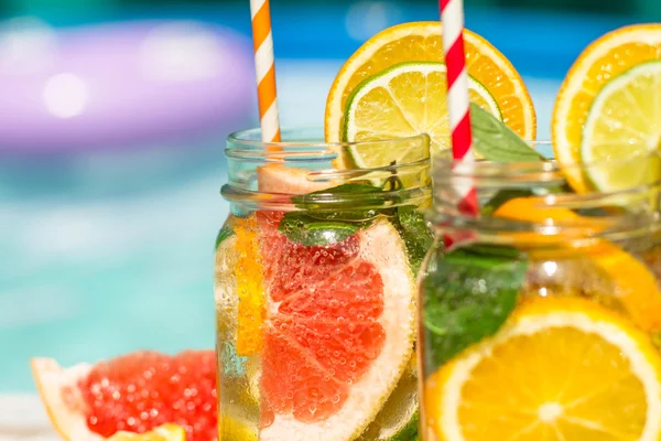 Bevande estive con pompelmo e ghiaccio — Foto Stock