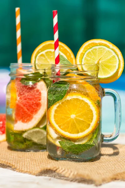 Sommardrinkar med grapefrukt och is — Stockfoto