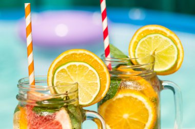 Greyfurt ve buz ile yaz içecekler