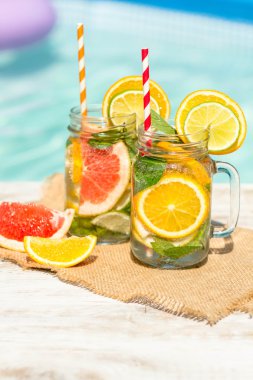 Greyfurt ve buz ile yaz içecekler