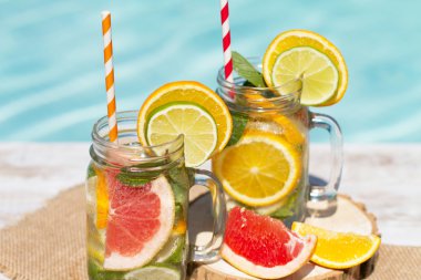 Greyfurt ve buz ile yaz içecekler